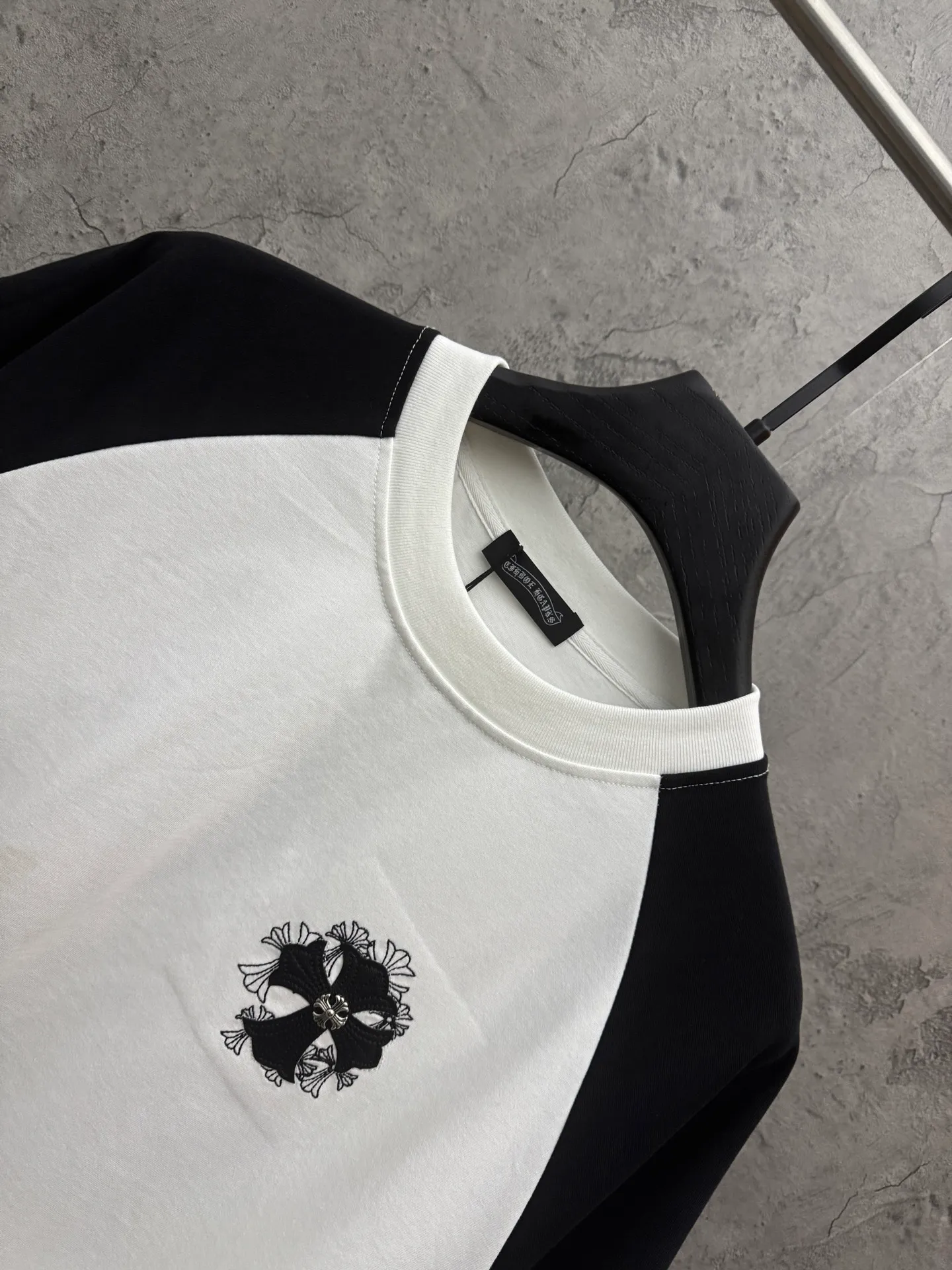 P200 top version, real shot without P, ​​different from market currency) 𝗖𝗵𝗿𝗼𝗺𝗲 𝗛𝗲𝗮𝗿𝘁𝘀/Cro Heart 2026 Spring New Original Single Counter American Laser Skin Embroidery Couple Color Short Sleeves 👑The highest version! Customized fabric 300 grams, best-selling model at the counter, very comfortable to wear. Accessories: original molded and authenticated collar label ➕ 100% silk wash water label. Genuine purchase-grade original hangtag➕matching hanging rope➕3D hanging beads➕original packaging bag. Craftsmanship: The original version has consistent wiring! The highest version of the armhole matching technique! Color: white and black Size: S M L XL Style number: 26-2036